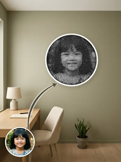 Tranh chỉ chân dung khung tròn 50cm, đặt cạnh ảnh gốc để so sánh — mẫu 100